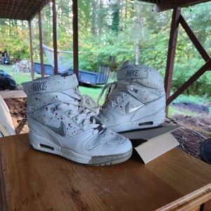 Nike Air Revolution Sky Hi  City Pack Paris Wmns 7.5 White w/ Blue/Red splashes